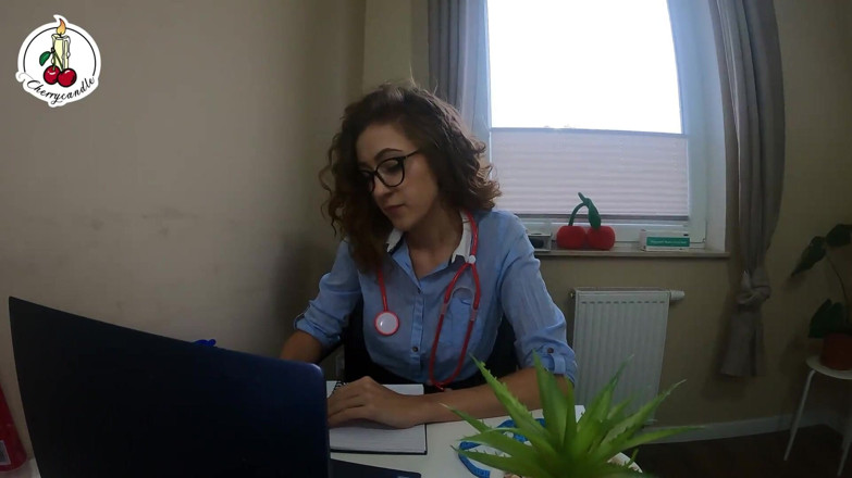 Cherrycandle: Chodila jsem darovat moje sperma a sestra mi pomohla