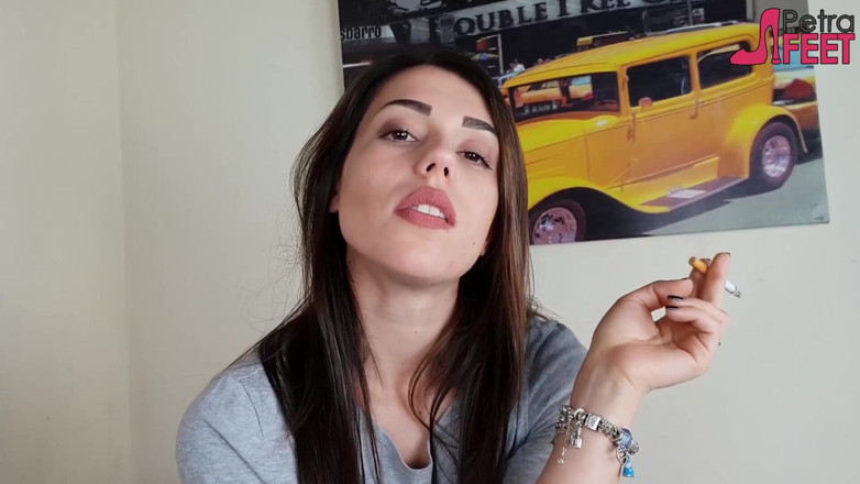 Smokin Fetish: Güzel genç kız sigara içme fetişi