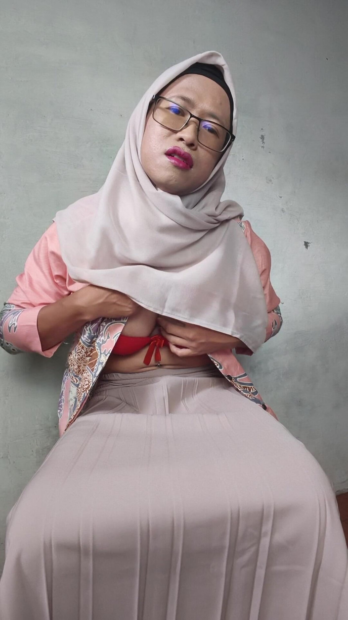 Mitha Zhe: Hijab-transe mit dicken titten masturbiert