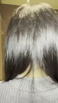 Allure rambut gelap, awek cantik yang bertetek besar dalam paha tinggi mendedahkan bahagian yang mengejutkan berani di sebalik Rupa yang menenangkannya