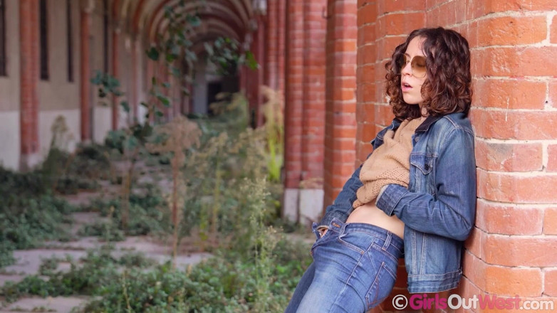 Girls Out West: Gadis remaja hot rambut cokelat ini lagi asik nyepong dan...