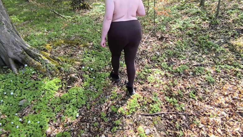 Bouncy Tits Action: Große Nackte Titten an Den Gleisen Bestrafen