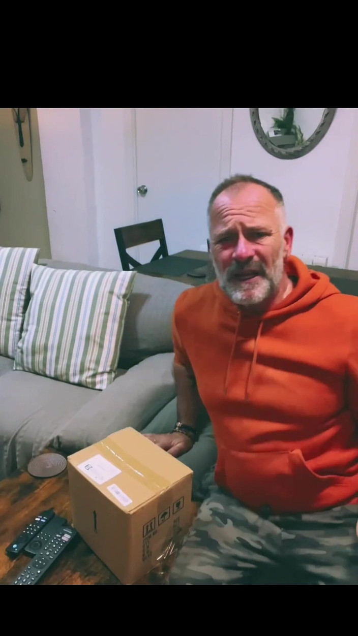 Daddybearvlc: Morgen um 17:00 uhr mein neues unboxing-video mein neuestes sexspielzeug !!