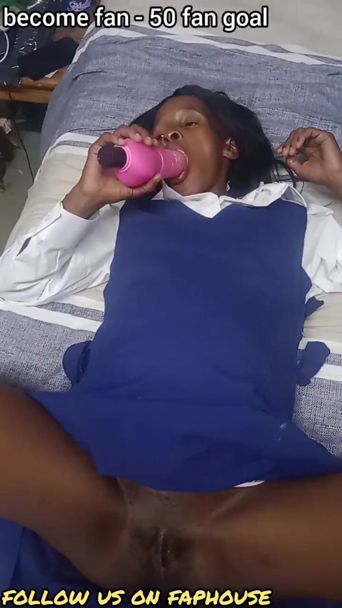 hothouse18xxx: Jhonny 18 Yaşındaki Liseli Kıza Mastürbasyon Yapıyor Vibratör Emiyor Ve Amcığını...