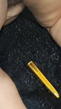 Wildenglishbbw 12 inçlik dildosunu götümden dışarı itiyor