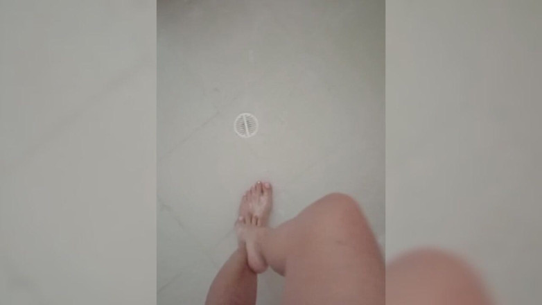Lulu sweet: Piedi sexy sotto la doccia