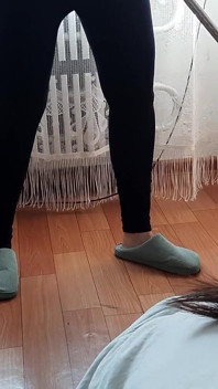 Annesi yerleri yıkarken kız arkadaşım amımı riskli bir şekilde yalıyor