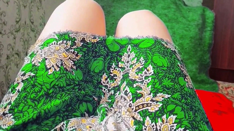 Kitty_Cross: Мила фембоя крутиться в короткій струмливій квітковій спідниці