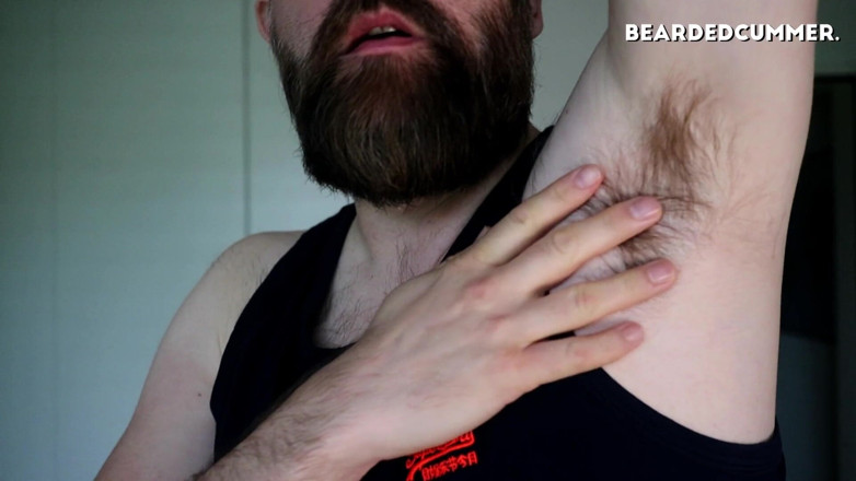 Beardedcummer: Chlupaté jámy, hruď, vousy a bradavky si hrají