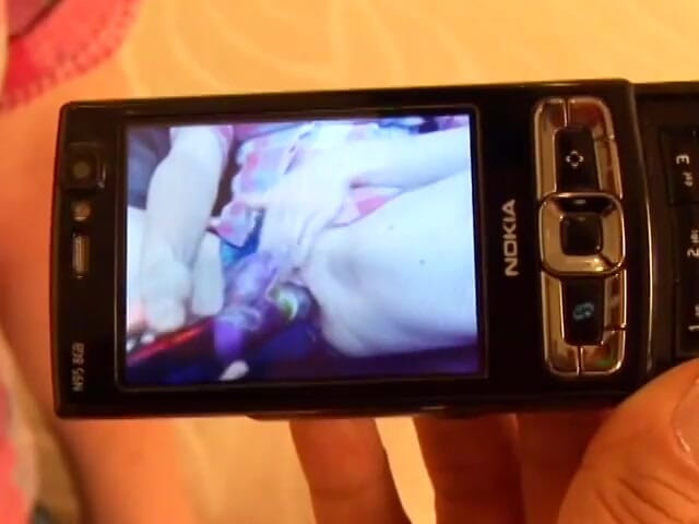 A Lesbian World: MILF bertetek besar mengongkek awek cantik dengan dildo birunya