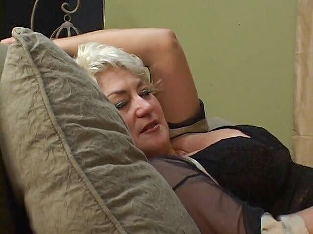 Girls Allowed: Reife und brünette scissoring ihre kitzler