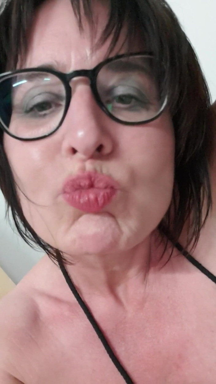 JulieEroticDress: Cewek ini lagi asik muasin lubangnya pakai dildo ukuran raksasa