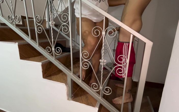 Miaandaxel: Rekaman seks ibu tiriku yang nakal di tangga sebelum aku...