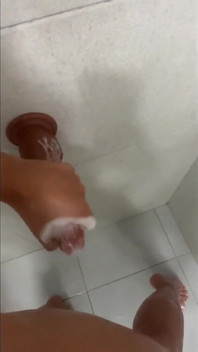 Cur cu săpun, îmi place să mă joc cu fundul meu la duș. 