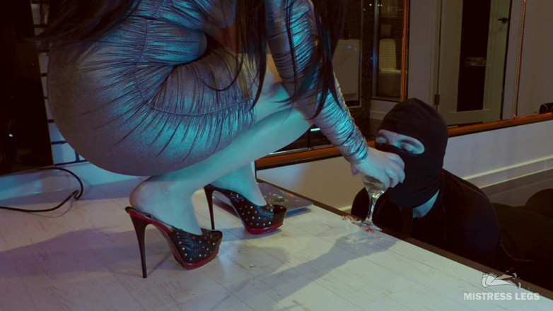 Mistress Legs: Paní krmí otroka svými vysokými podpatky