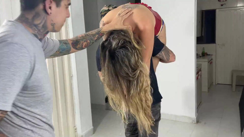 Sara Blonde: Mujer maravilla es follada por 2 chicos