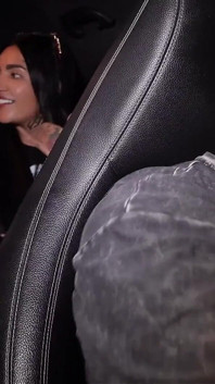 Meine Freunde und ich haben ein Uber bestellt und sie mit Brüsten und Sexproben bezahlt