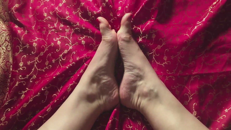 Mistress Hotwife Venus: Kaki, fetish kaki, footjob dengan dildo, kuku jari kaki merah...