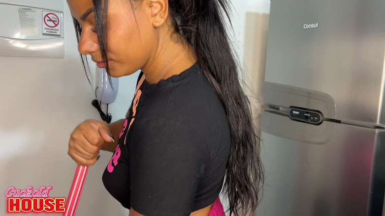 CuckoldHouse: セクシーなブルネットが義兄とその友人とセックスしている