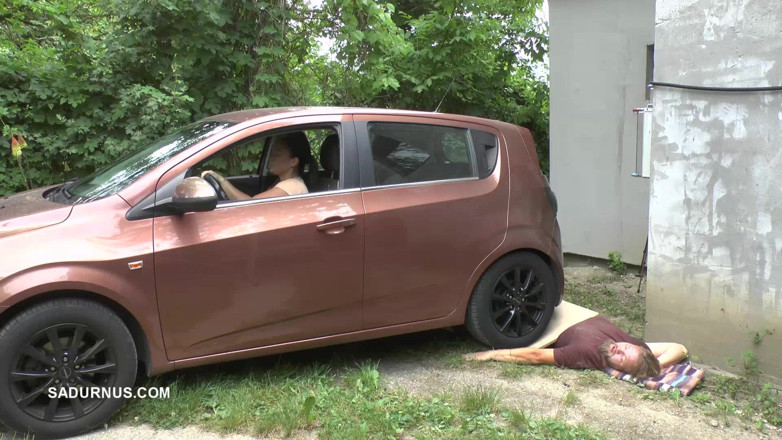 Sadurnus: Maîtresse Jenna Se Tient Sur L’esclave Avec Une Voiture En...