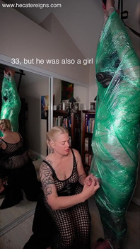 Mumyalanmış ve gergin, sonra titreyerek bıraktı