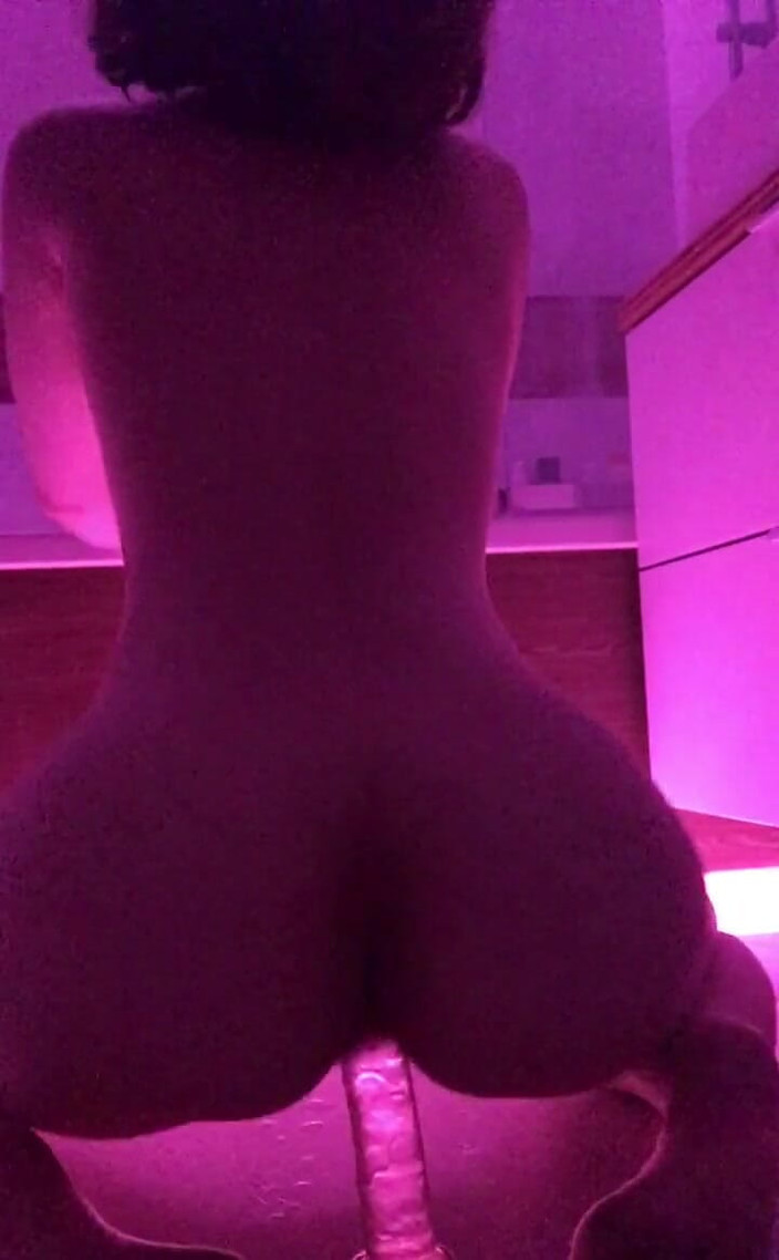 Soft Vulgar: Adoro davvero il mio dildo ma non è paragonato alla cosa...