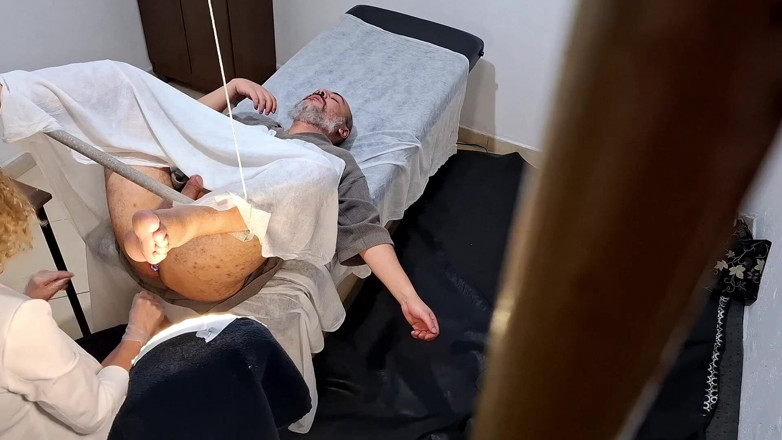 Gabi SweetCouplesStories: Dia pergi ke doktor untuk diperiksa prostatnya, tetapi doktor tersangkut...