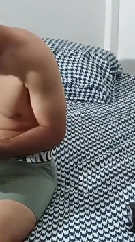 Masturbuję się, a moja macocha pomaga mi w dobrym seksie oralny