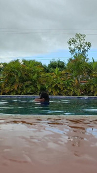 Cewek sange ini dientot habis-habisan sampai orgasme dua kali di kolam renang
