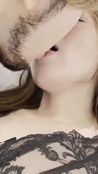 En la ramenant lentement, l’ancienne idole d’Gravure redécouvre des sentiments qu’elle pensait être complètement partis
