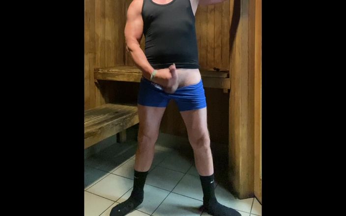 JockDad87: Jockdad87 is weer geil in de sauna