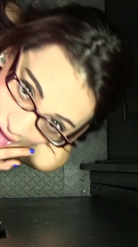 Pas dans le gloryhole avec la sexy Selena
