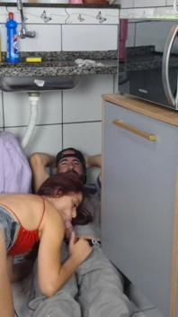 Ahlaksız eş gösteriş yapıyor ve tesisatçı olarak sevişiyor!