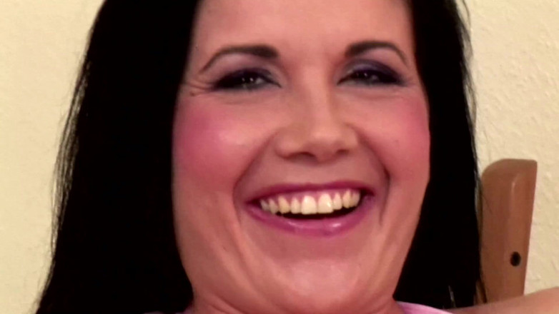 MMV Films and Clips XXX: Eva dan Kissy Bermain lesbian basah berkencing