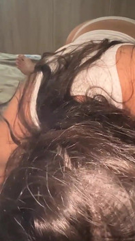 Sexy brunetka má ráda, když se vystříkáš na její boty