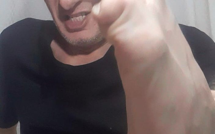 Big uncut hard cock: 我脚的特写