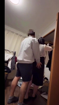 Prsatá vdaná žena, zatímco manžel pryč, tajné setkání se zabuduje do intenzivního okamžiku creampie