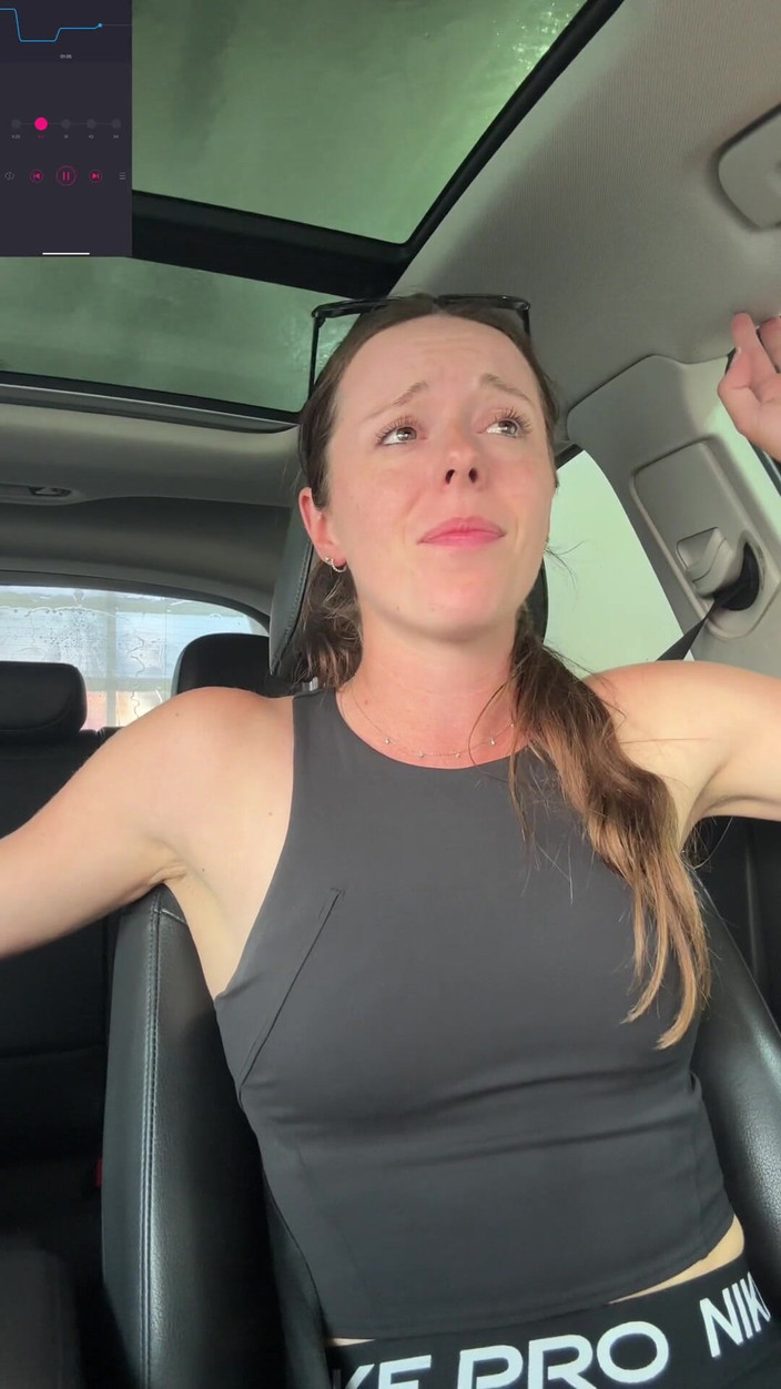 Nadia Foxx: Având un orgasm Mind Blowing în spălătoria auto
