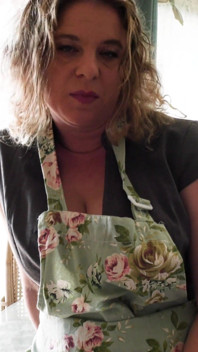 Une belle-mère aide son beau-fils à jouir à la table du petit-déjeuner