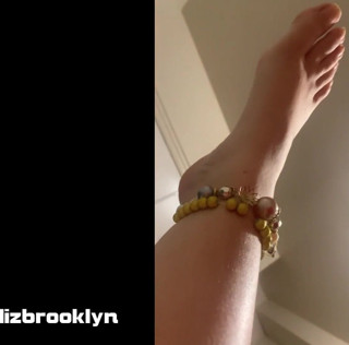 Porno Angels: Elizabeth Brooklyn sexy ankle play