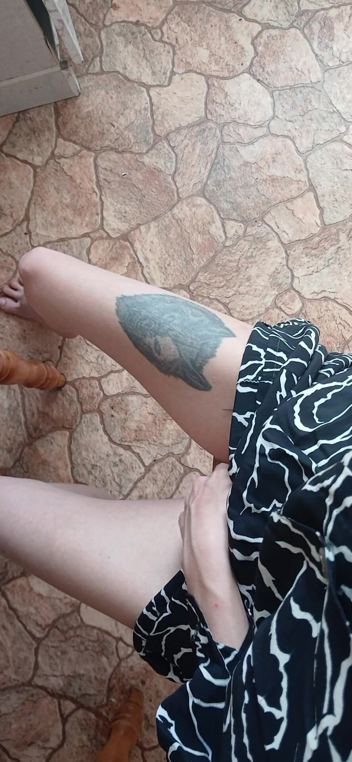 Lesbian-candys: O fată într-o rochie de vară se masturbează