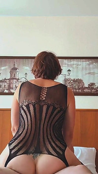 Un coleg m-a invitat la hotel și m-a futut