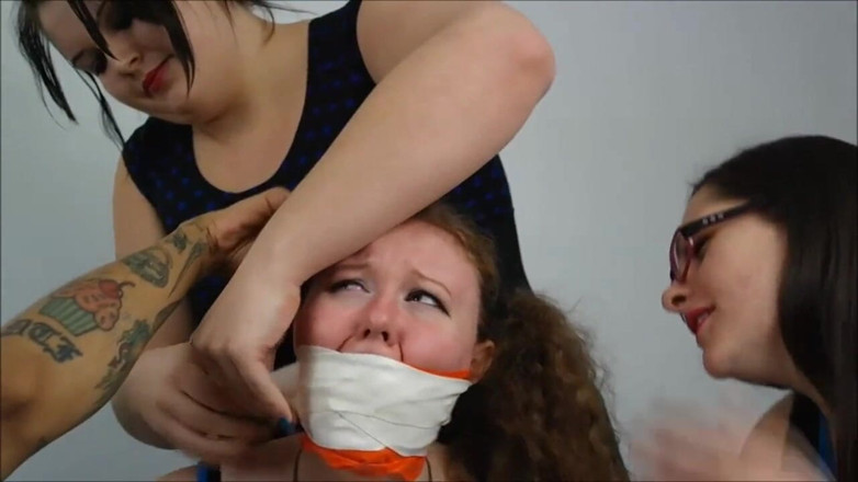 Selfgags classic: Vicious gag bullying - runde 1: Layla auf kailey!