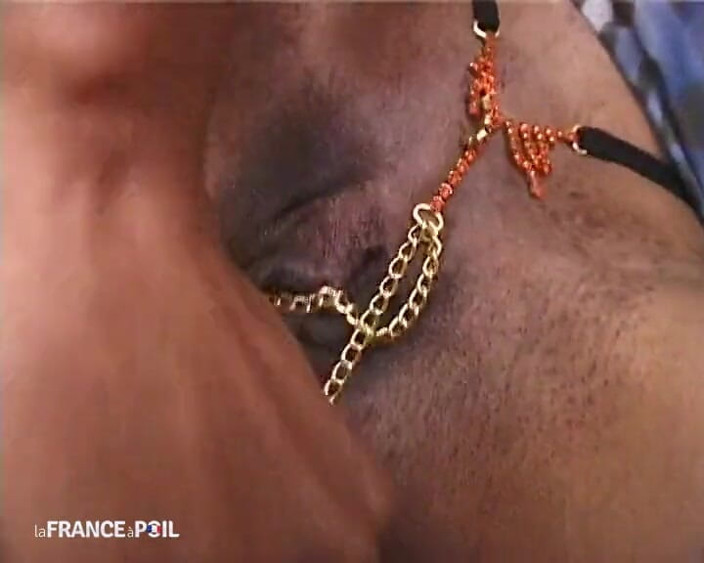 French Gonzo: 카메라 앞에서 복종하는 것을 즐기는 님포 블랙렛.