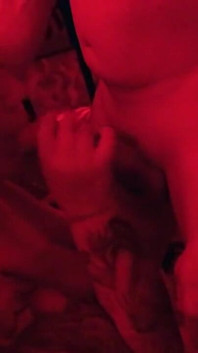 Alman porno yıldızı bebek Kira Knight kırmızı ışıkta adamlar tarafından sikiliyor
