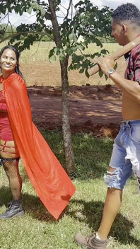 Caperucita Traviesa se encuentra con Lumberjack Eater y la suelta en medio de la carretera