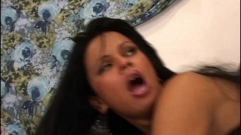 TGIRL ROOM: Bia Mastroianni a Pecora Sul Divano Scopata Da Un Giovane...