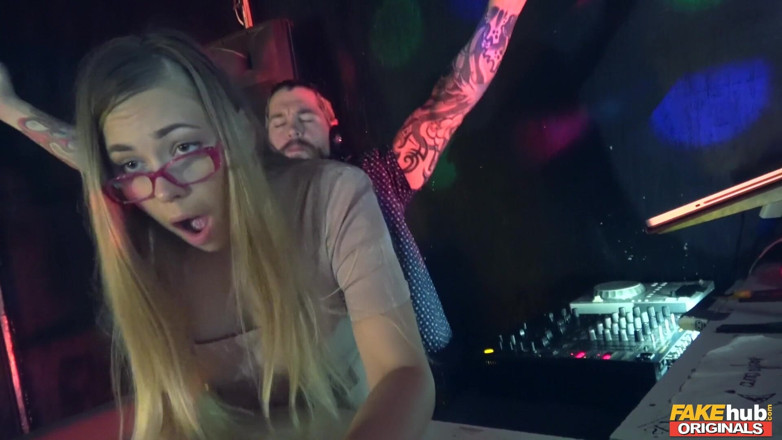 Fakehub Originals: Fakehub Originals - ブロンドのセルヴァッジャがスーパースターDJディーンから激しいフェイシャルを受ける