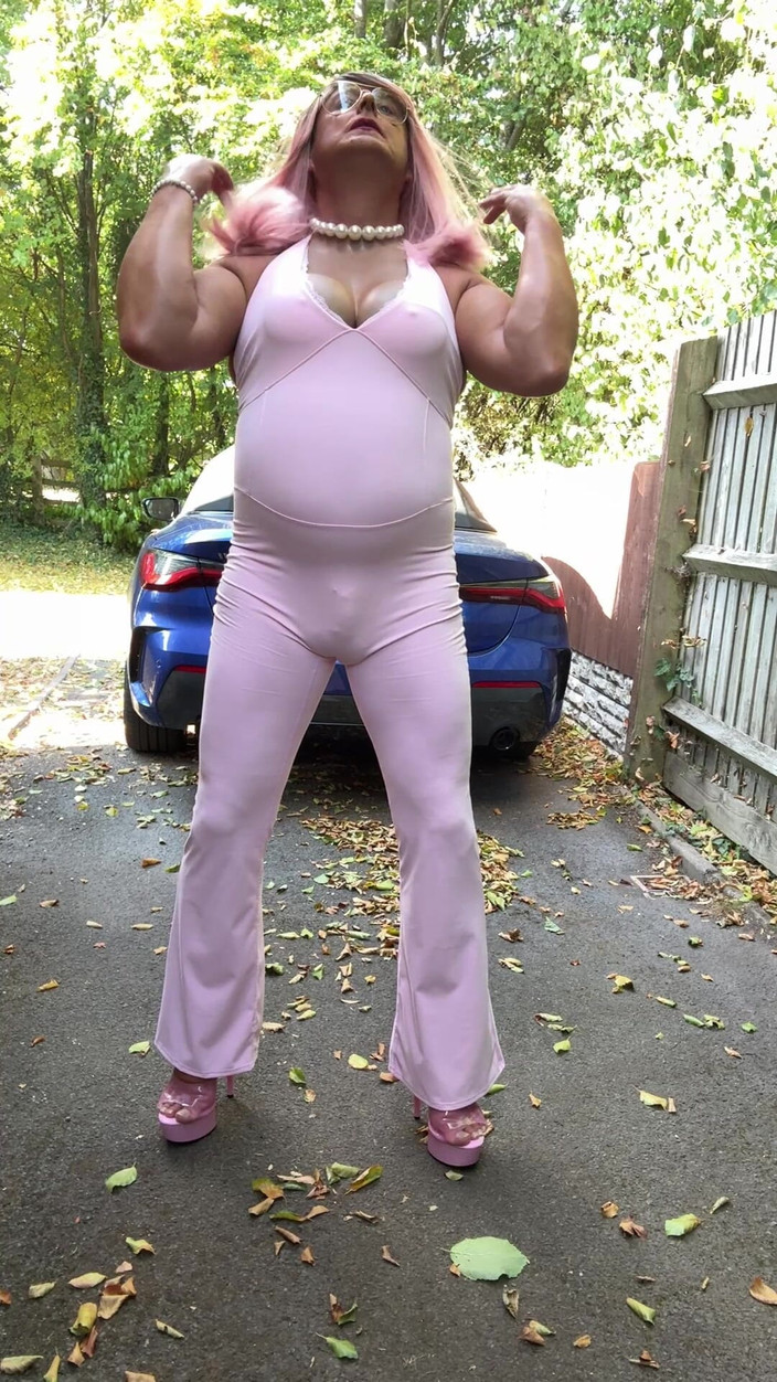 Kellycd2022: 핑크 점프수트와 힐을 신은 크로스드레서 Kellycd2022