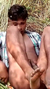 Индийский юный паренек трахает задницу с большим огурцом, хардкорная мастурбация в лесу